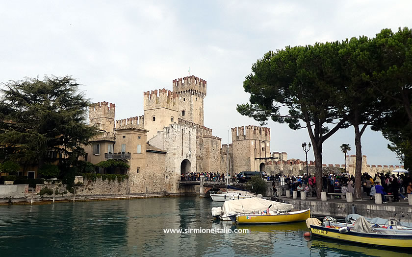 Le château de Scaliger à l'entrée de Sirmione